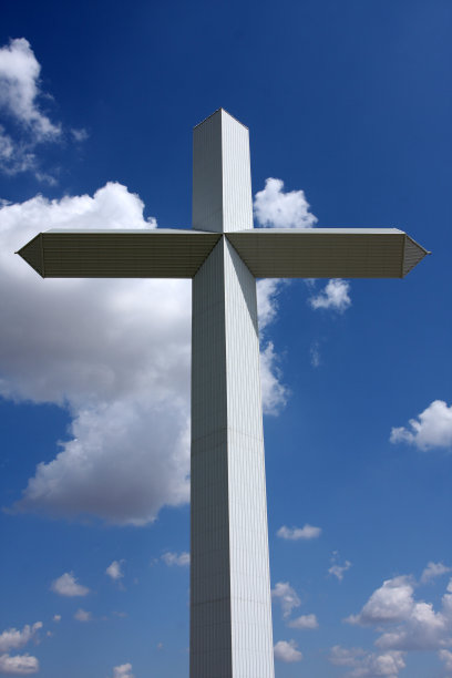 大基督教十字架对着多云的天空图片下载