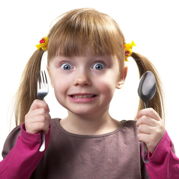 扎着辫子的小女孩兴奋地准备吃饭图片下载