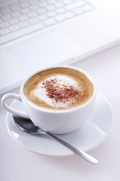 一杯卡布奇诺和笔记本电脑图片下载