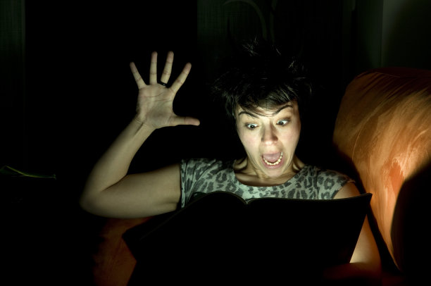 歇斯底里的年轻女子图片下载