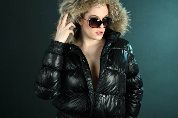 女汉子穿着黑夹克，戴着墨镜，背景是青色图片下载