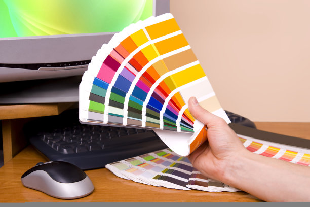 设计师艺术家拿着调色板图片下载