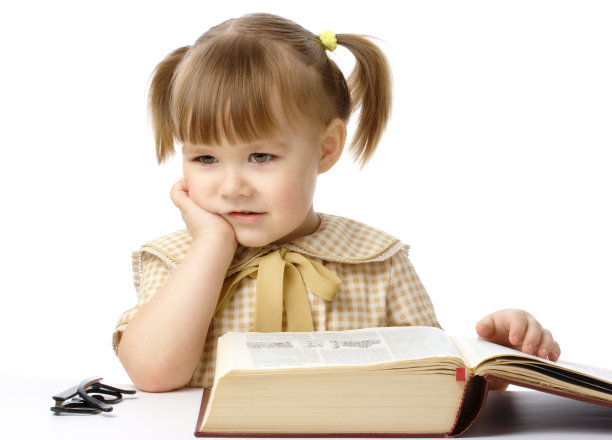 可爱的小女孩拿着书，回学校去了图片下载