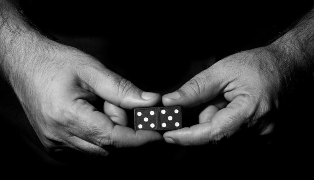 手里拿着一张多米诺骨牌图片下载