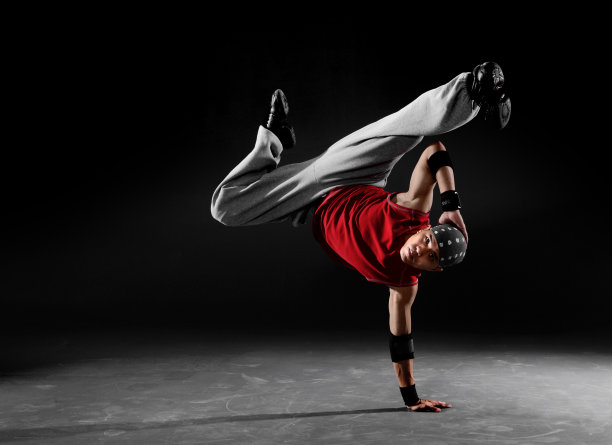单臂站立的霹雳舞舞者图片下载