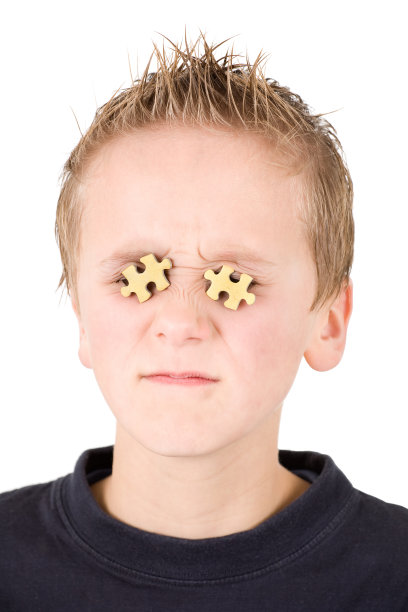 小男孩眼中充满困惑图片下载