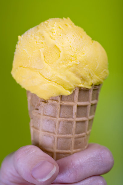 拿着芒果冰淇淋图片下载