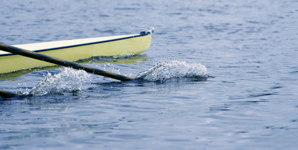 溅起欢快的学术船图片下载