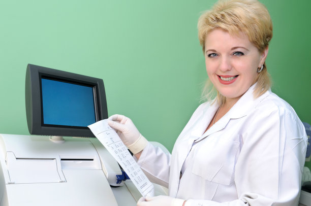 女科学家使用医疗设备图片下载