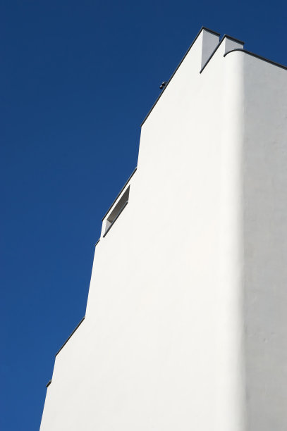 白色的建筑和蓝色的天空图片下载