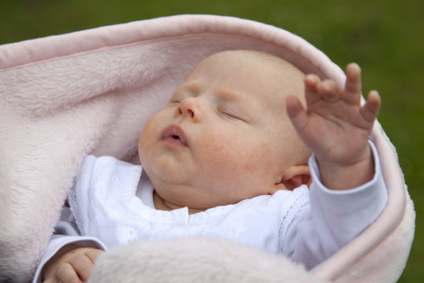 熟睡的女婴伸出了她的手图片下载