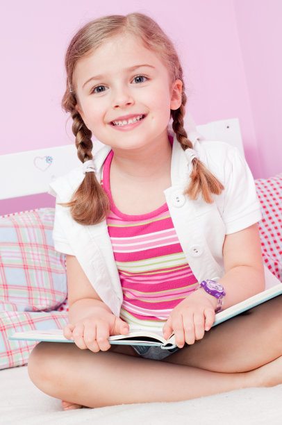 带书的漂亮女孩图片下载