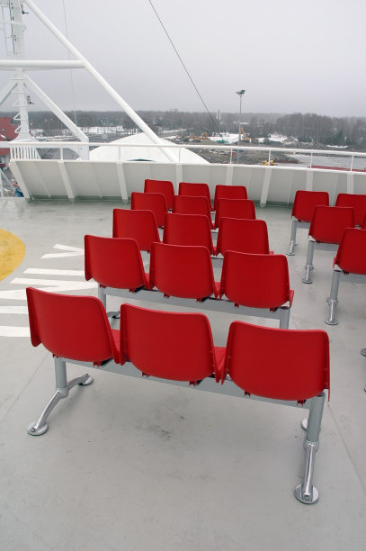 外面潮湿的红色现代椅子图片下载