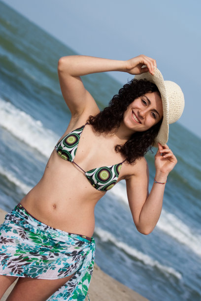 戴着巴拿马草帽的海边美女图片下载