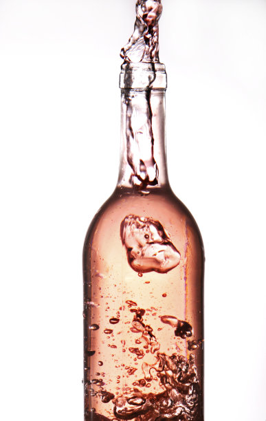 带流动水的瓶子图片下载