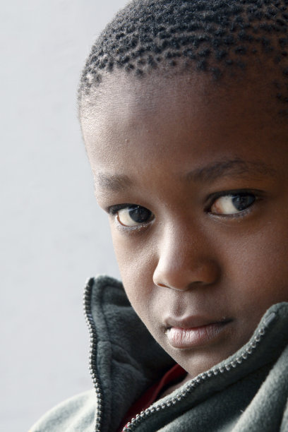 沉思的南非黑人男孩图片下载