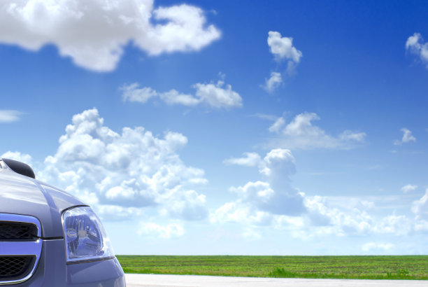 车灯和格栅上的云景观图片下载