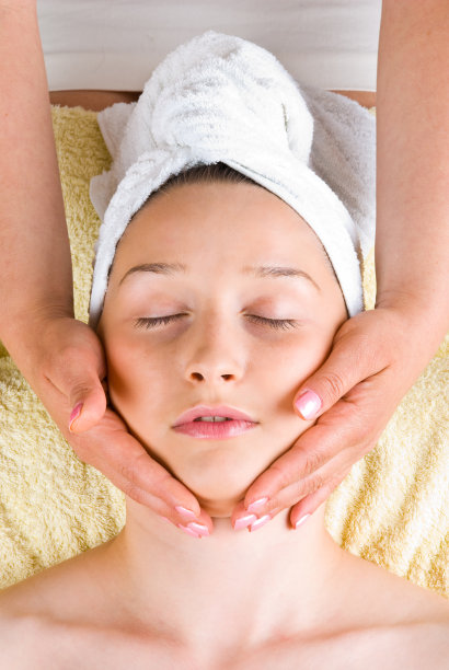 一个年轻女人在温泉疗养图片下载