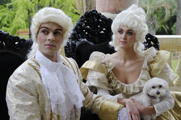 玛丽·安托瓦内特和小狗搭档图片下载