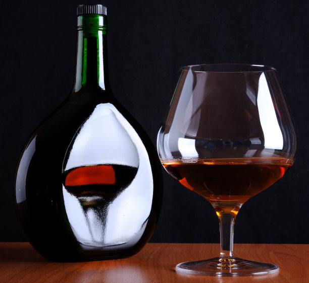 白兰地酒瓶和玻璃杯图片下载