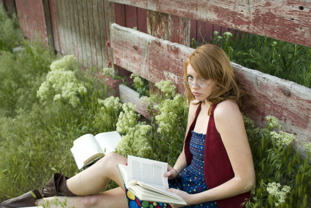 好学的女孩图片下载