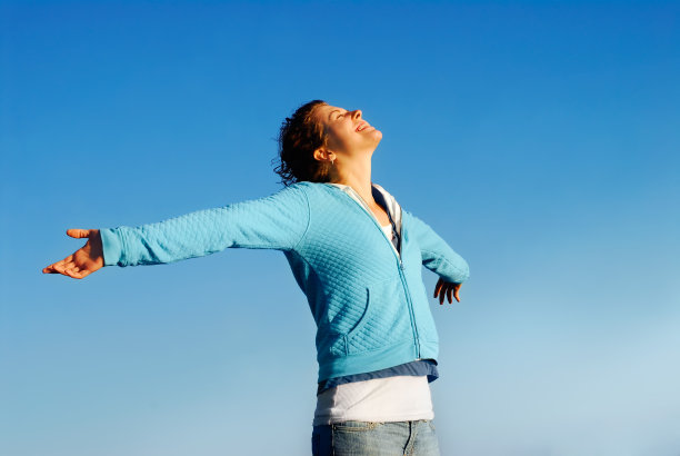 女人伸展手臂放松图片下载