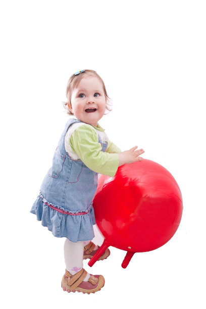 小女孩在玩红球图片下载