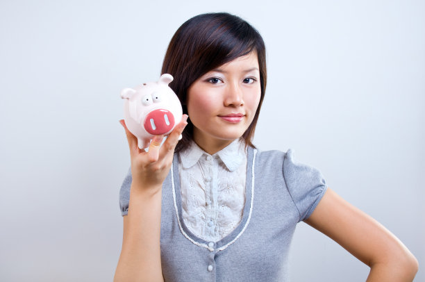 女性持有的储蓄罐图片下载