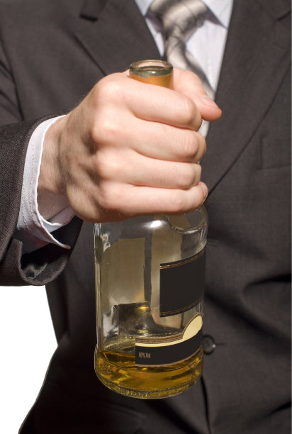 一个拿着酒瓶的商人图片下载