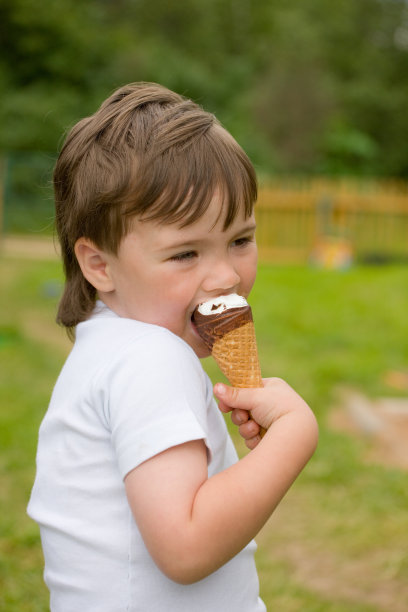 小男孩吃冰淇淋图片下载