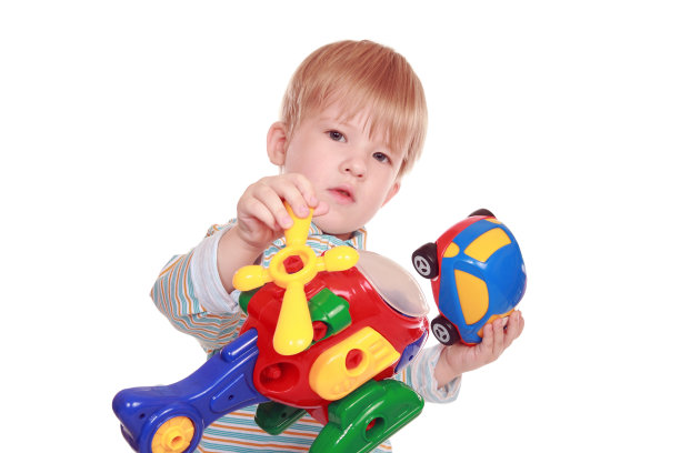 男孩在玩塑料玩具图片下载