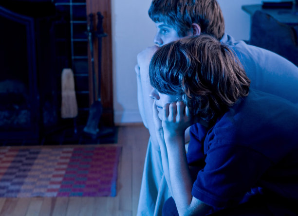 看电视或电影的男孩图片下载