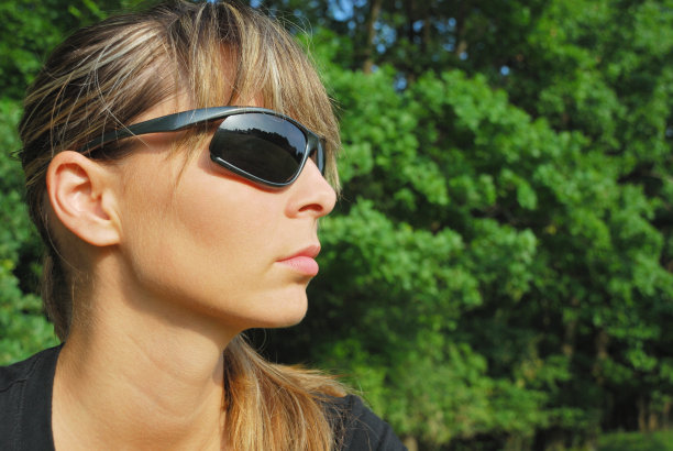 女人戴太阳镜图片下载