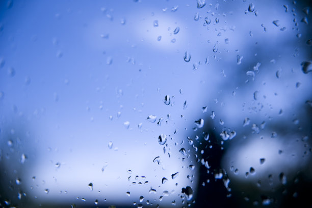 雨打玻璃图片下载