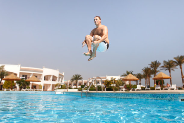 在游泳池里跳的男人图片下载