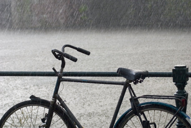 倾盆大雨!图片下载