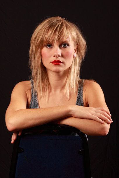 年轻漂亮的金发模特图片下载