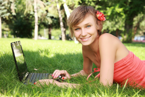 带着笔记本电脑微笑的年轻女子图片下载