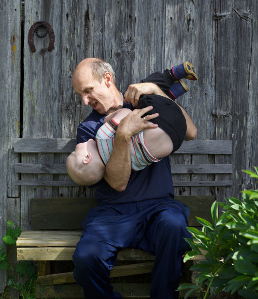 爷爷在和小男孩玩图片下载