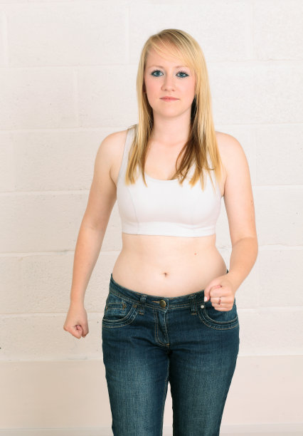 年轻女子在现场行走图片下载