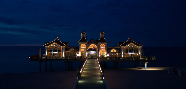 晚上的塞尔林码头图片下载