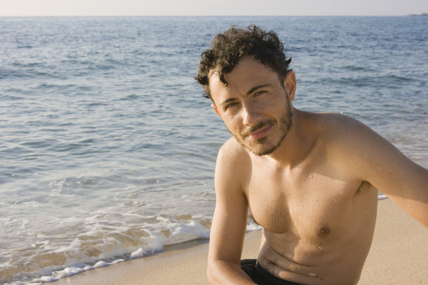 年轻人-意大利撒丁岛海滩图片下载