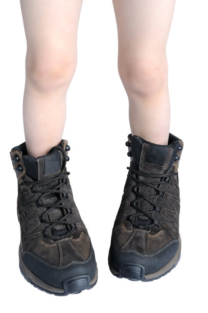 孩子尝试登山鞋图片下载