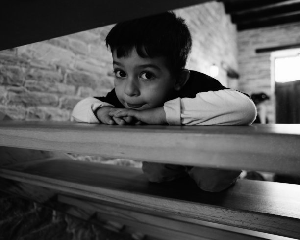 孩子和楼梯图片下载