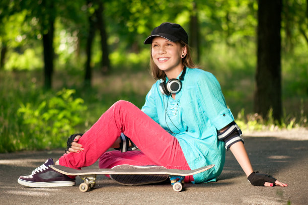 玩滑板的少女图片下载