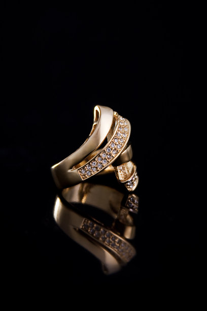 闪亮的金戒指图片下载