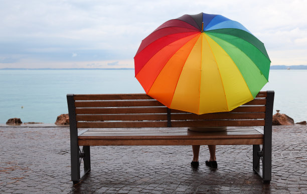 雨天的彩色雨伞图片下载