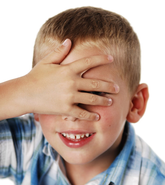 男孩从手指间偷看图片下载