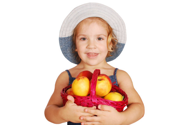 小女孩拿着篮子，里面装着桃子图片下载