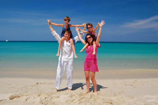 海滩上的一家四口图片下载